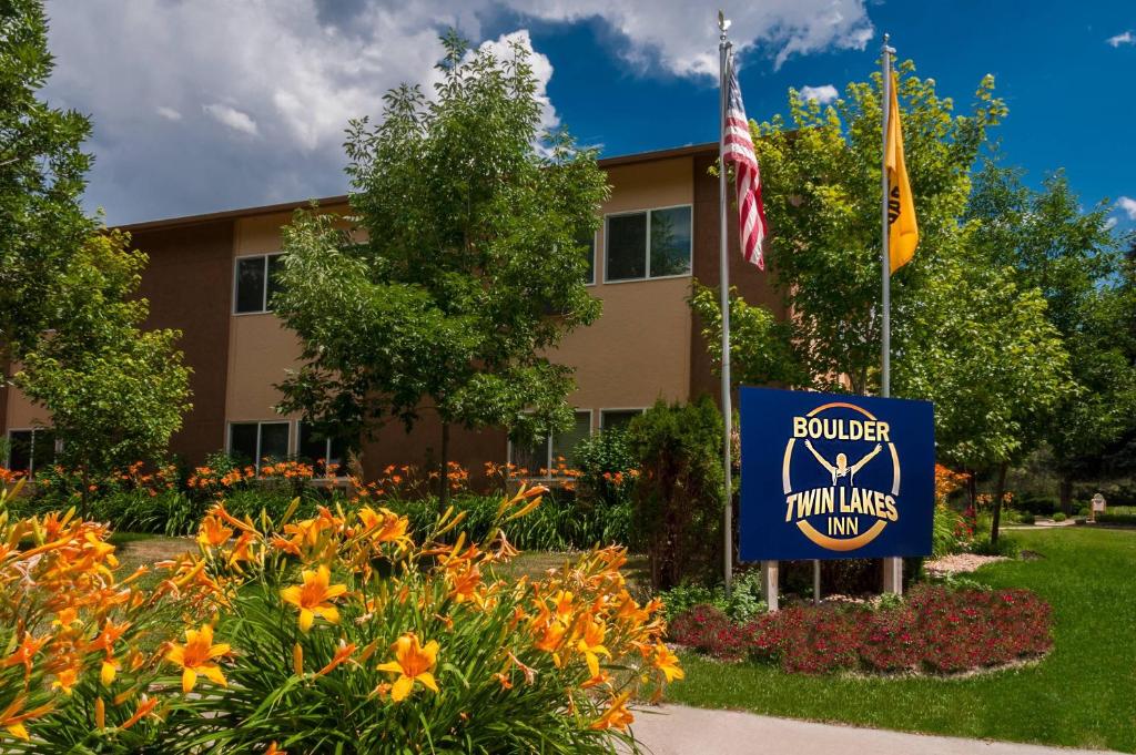 um edifício com uma placa em frente a um pátio em Boulder Twin Lakes Inn em Boulder