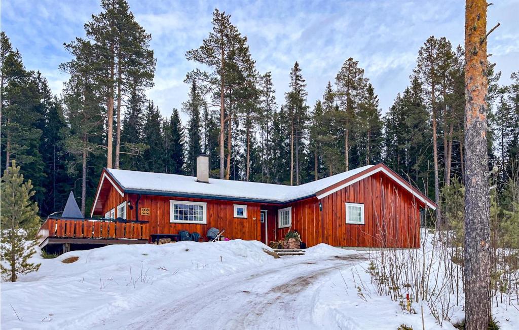 4 Bedroom Stunning Home In Hemsedal في هيمسيدال: كابينة حمراء في الغابة في الثلج