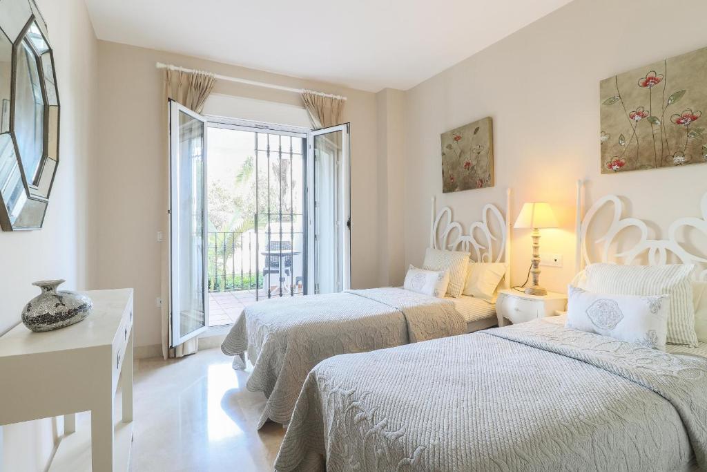 Posteľ alebo postele v izbe v ubytovaní San Pedro beachside apartment