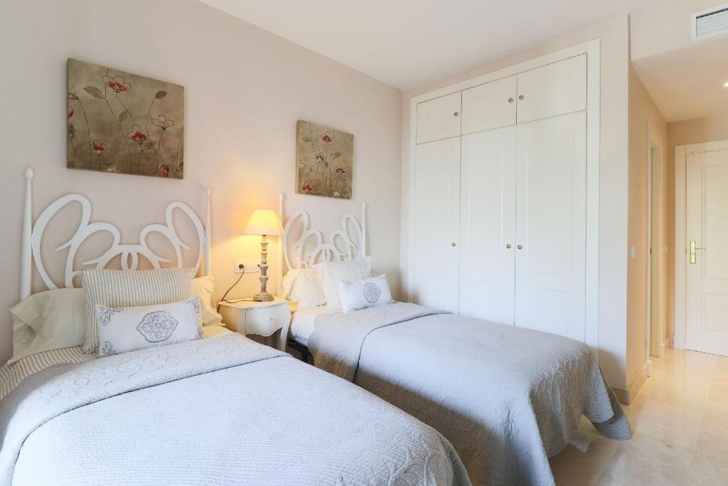 Posteľ alebo postele v izbe v ubytovaní San Pedro beachside apartment