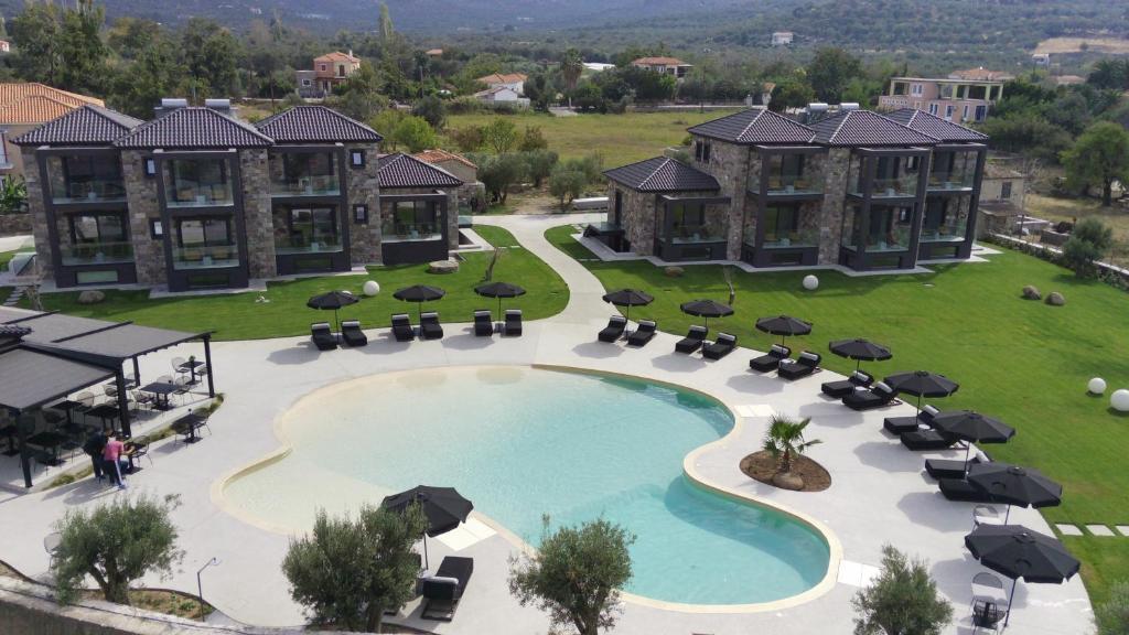 widok na basen w ośrodku w obiekcie Niki Luxury Apartments Niki Suites Petra w Pétrze