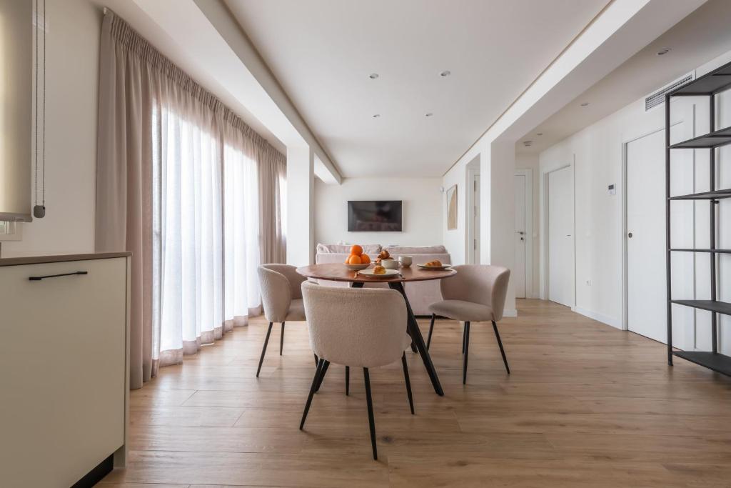 uma cozinha e sala de jantar com mesa e cadeiras em Moderno Apartamento em Marbella