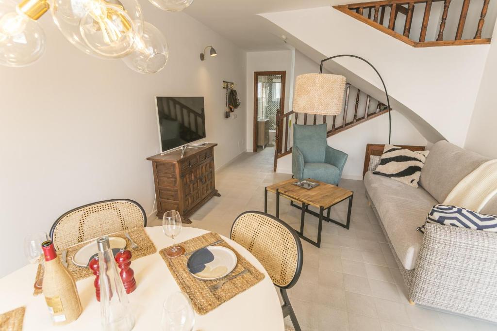 salon ze stołem, krzesłami i kanapą w obiekcie Canovas Nerja - Nueva Nerja - Pueblo Andaluz 94 w mieście Nerja