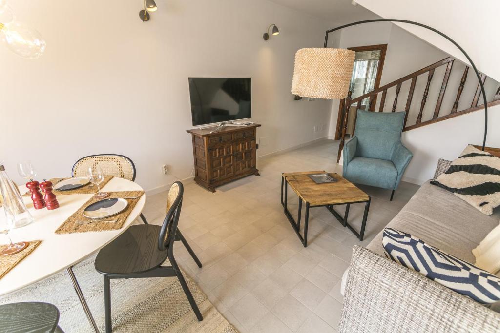 salon z kanapą i stołem w obiekcie Canovas Nerja - Nueva Nerja - Pueblo Andaluz 94 w mieście Nerja