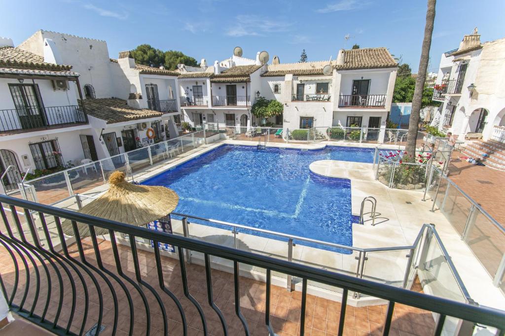 Basen w obiekcie Canovas Nerja - Nueva Nerja - Pueblo Andaluz 94 lub w pobliżu