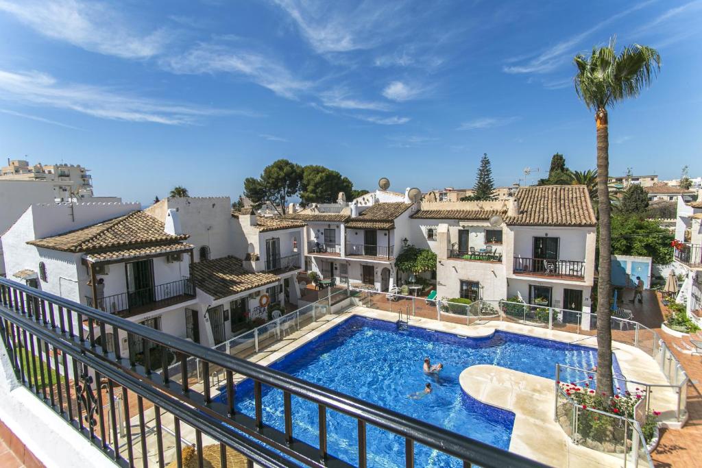 Basen w obiekcie Canovas Nerja - Nueva Nerja - Pueblo Andaluz 94 lub w pobliżu