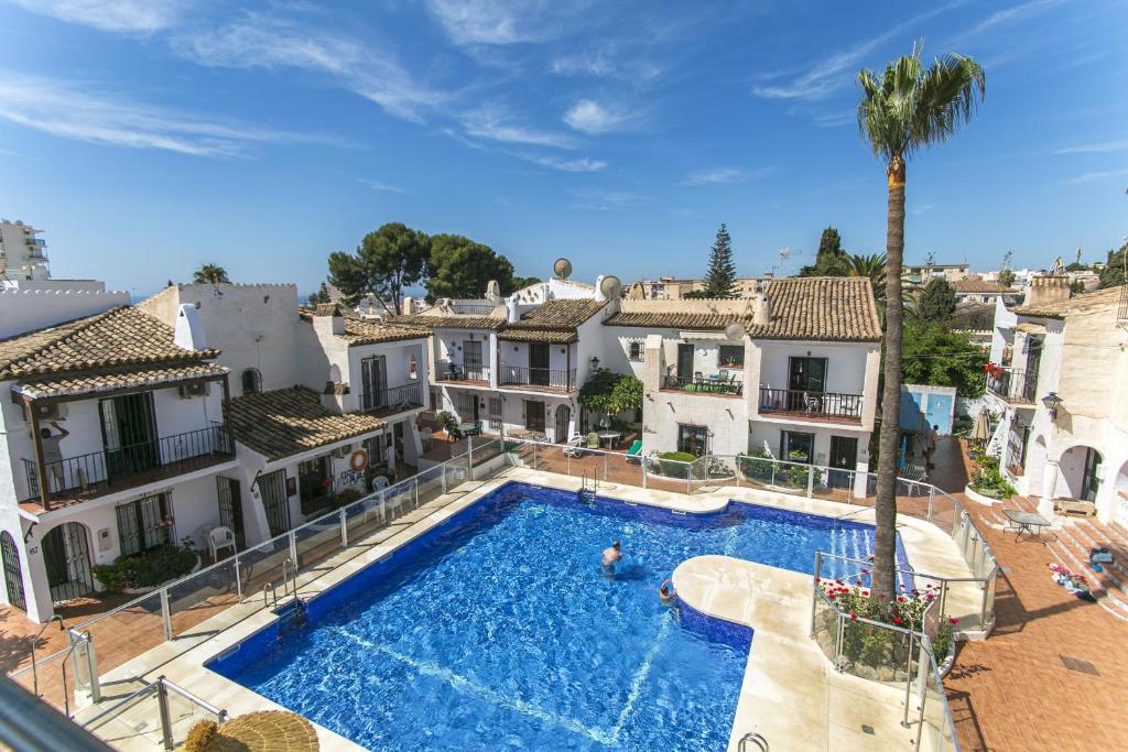 Basen w obiekcie Canovas Nerja - Nueva Nerja - Pueblo Andaluz 94 lub w pobliżu