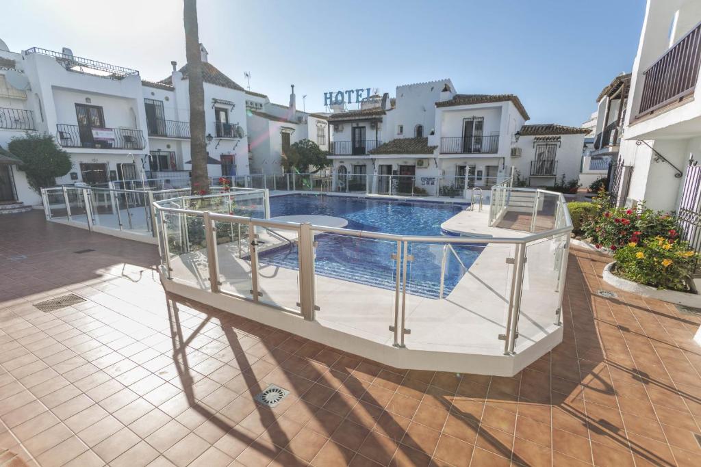Basen w obiekcie Canovas Nerja - Nueva Nerja - Pueblo Andaluz 94 lub w pobliżu
