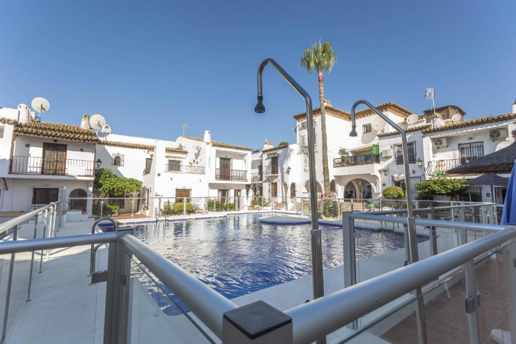 Basen w obiekcie Canovas Nerja - Nueva Nerja - Pueblo Andaluz 94 lub w pobliżu