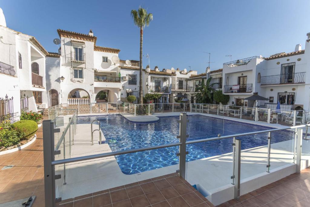 Basen w obiekcie Canovas Nerja - Nueva Nerja - Pueblo Andaluz 94 lub w pobliżu
