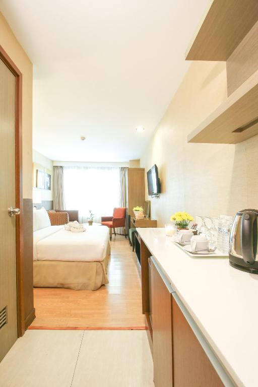Postel nebo postele na pokoji v ubytování One Tagaytay Place Hotel Suites OFFICIAL ACCOUNT