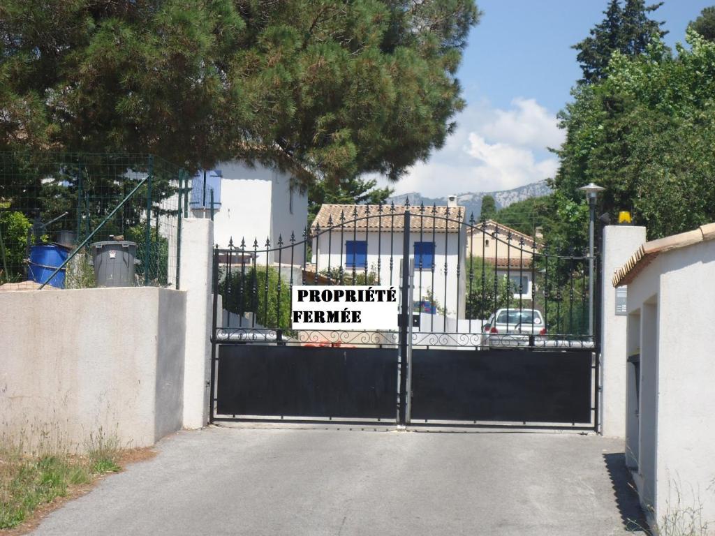 a gate with a sign on it with a properties fence at Studio du Pouverel in La Garde