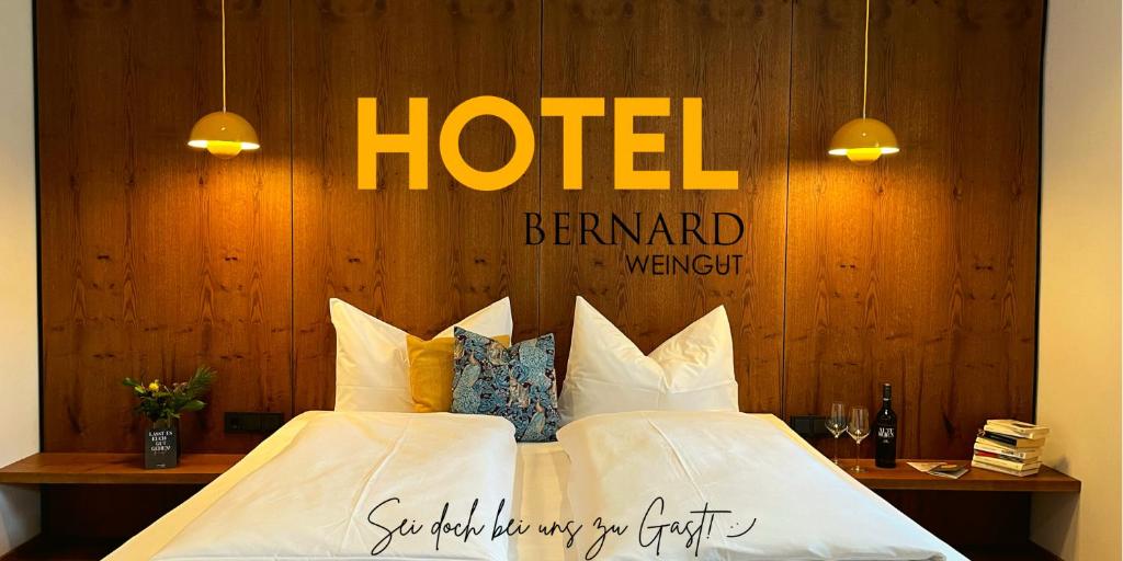 Postel nebo postele na pokoji v ubytování Hotel-Weingut Bernard