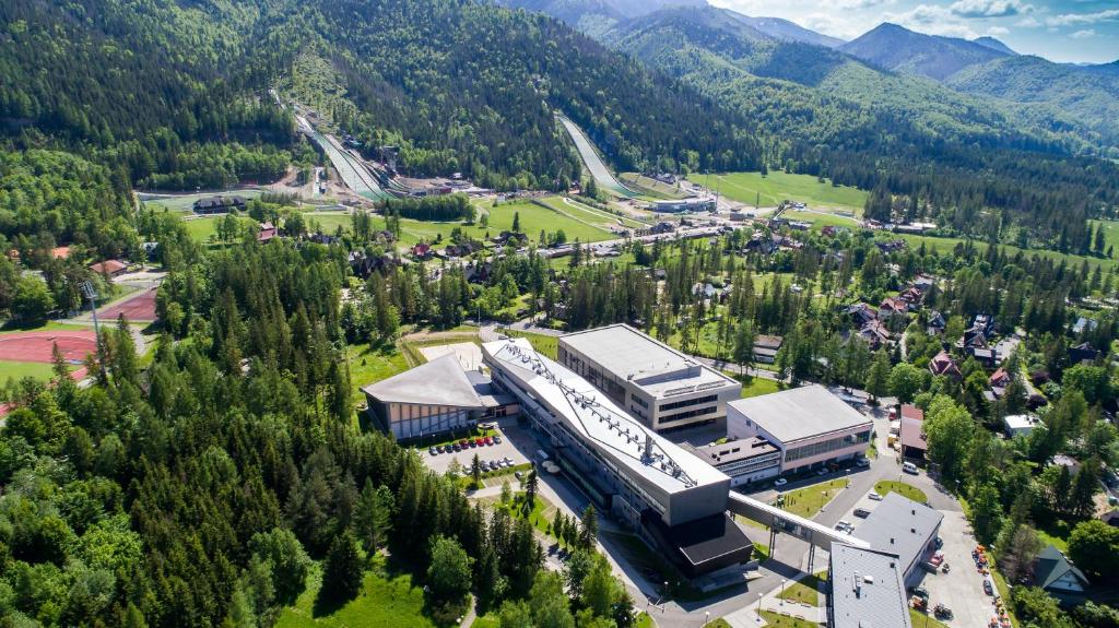 eine Luftansicht eines Gebäudes in den Bergen in der Unterkunft Centralny Ośrodek Sportu - Zakopane in Zakopane