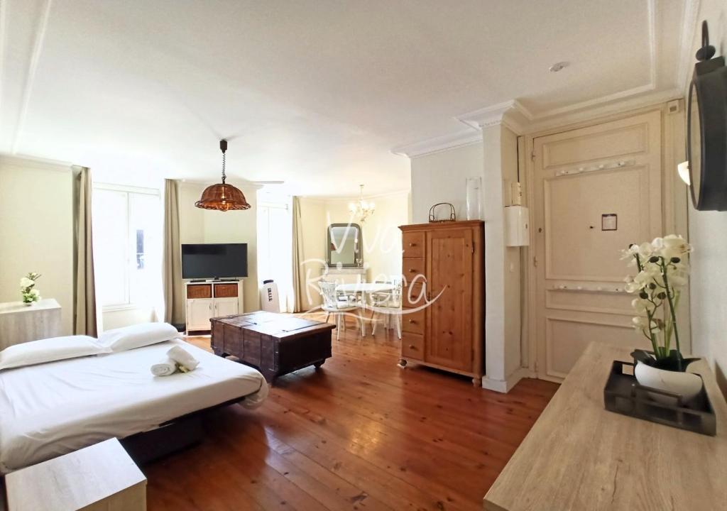 Un dormitorio con una cama y un comedor. en Viva Riviera 5 Rue Florian, en Cannes