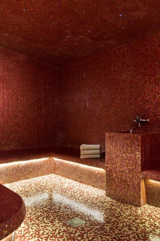 a bathroom with a bath tub in a room at Hôtel Mont-Blanc Chamonix in Chamonix