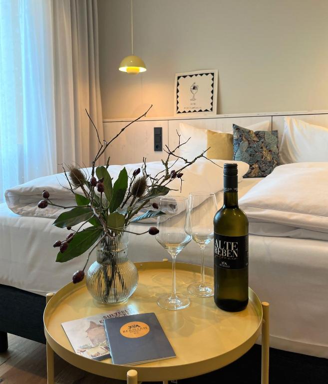 Postel nebo postele na pokoji v ubytování Hotel-Weingut Bernard