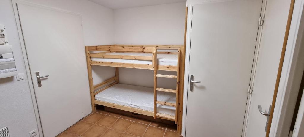 Palanda nebo palandy na pokoji v ubytování Apartament a Les Angles - Balcons du Pla del Mir
