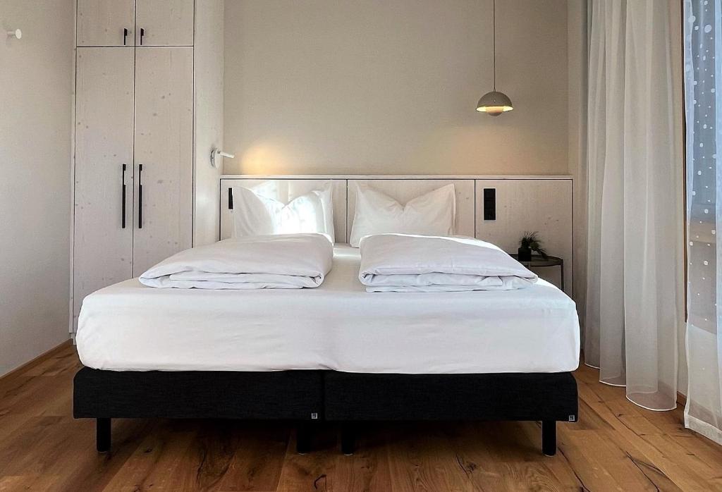 Postel nebo postele na pokoji v ubytování Hotel-Weingut Bernard