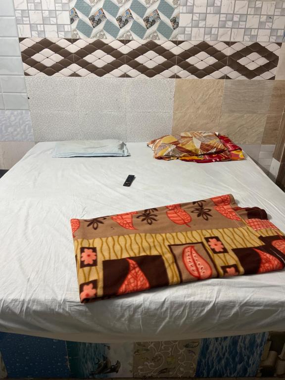 un letto con una coperta sopra di Dsr lodge a Kurnool