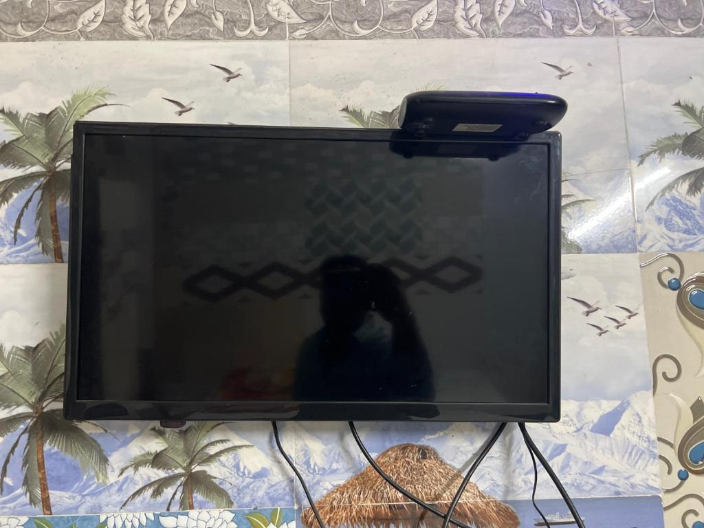 einen Fernsehbildschirm mit einem Bild einer Person darauf in der Unterkunft Dsr lodge in Kurnool