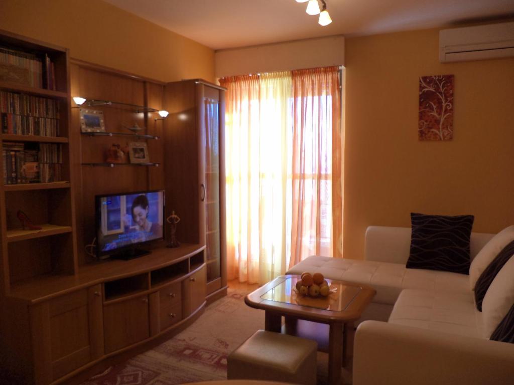 Televízia a/alebo spoločenská miestnosť v ubytovaní Cool Apartment