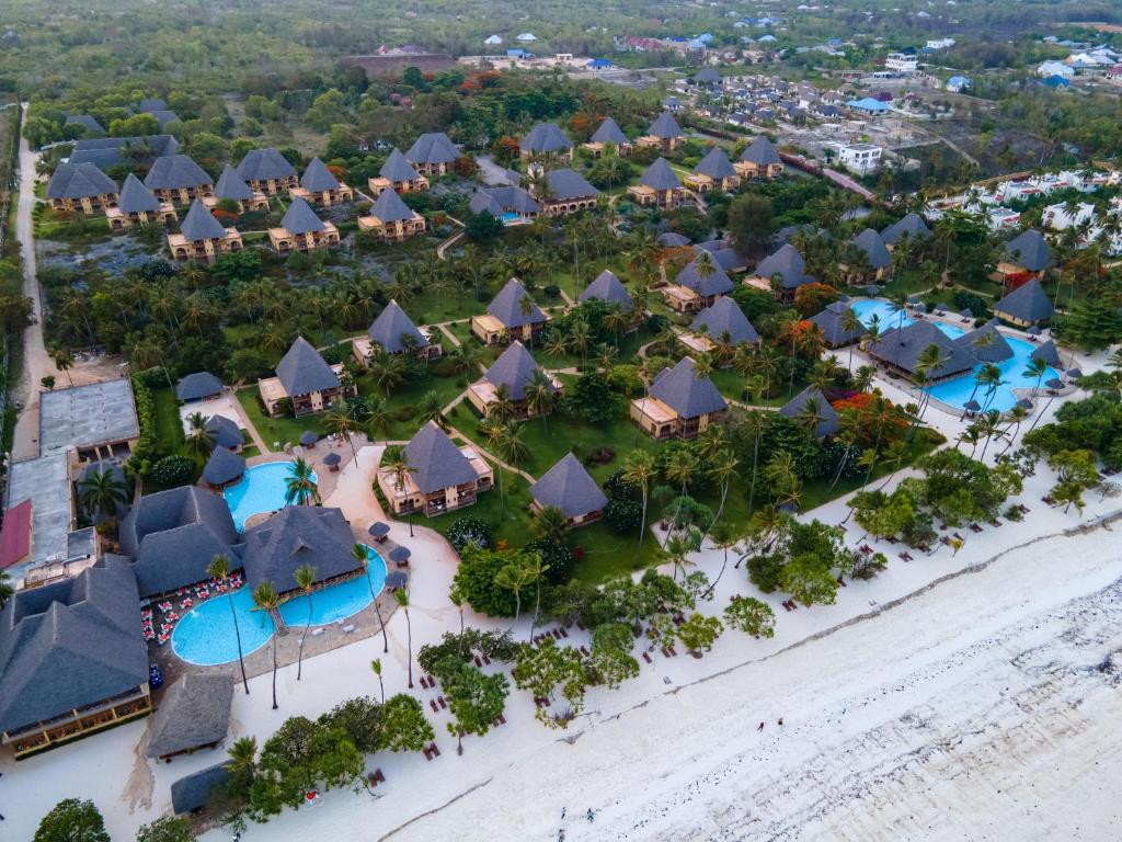 Bazén v ubytování Neptune Pwani Beach Resort & Spa Zanzibar - All Inclusive nebo v jeho okolí