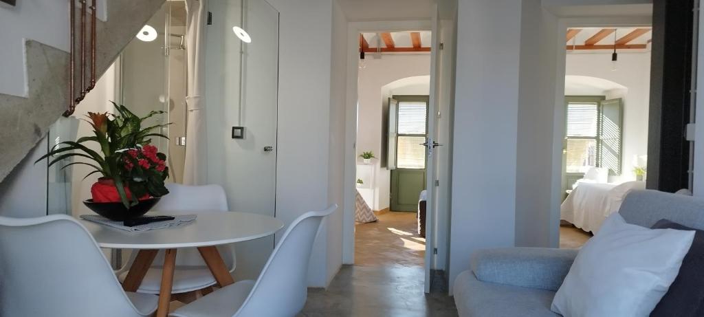 een woonkamer met een tafel en een kamer met een bed bij Corredera Travel 4 in Córdoba