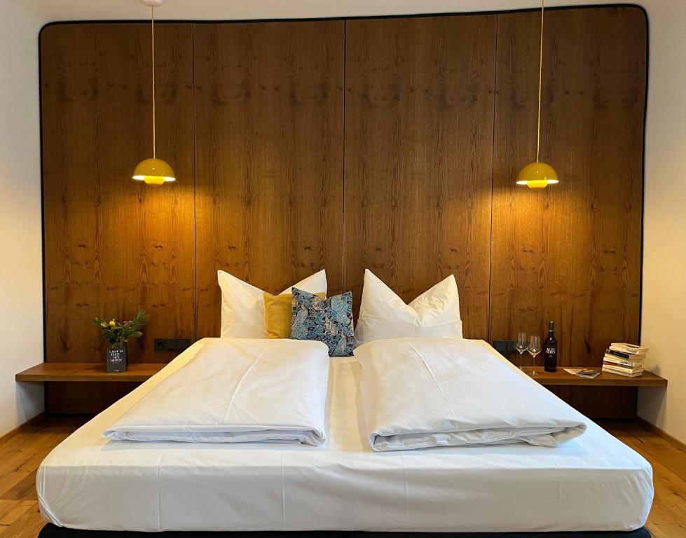 Postel nebo postele na pokoji v ubytování Hotel-Weingut Bernard