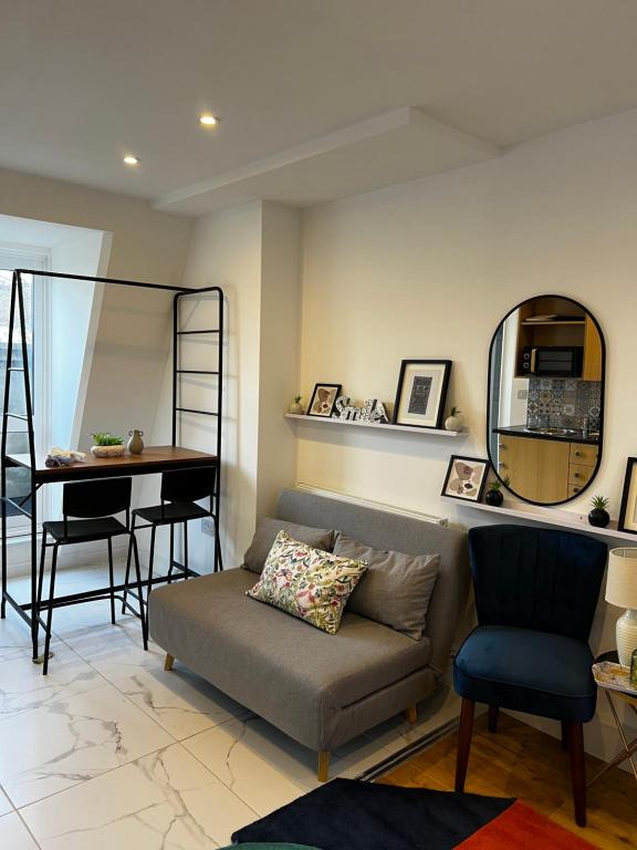 - un salon avec un canapé et une table dans l'établissement Cozy flat London, à Londres