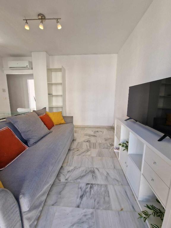Televízia a/alebo spoločenská miestnosť v ubytovaní Ático moderno con terraza privada en Málaga centro