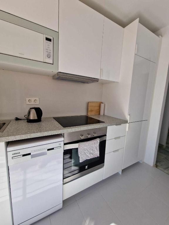 Kuchyňa alebo kuchynka v ubytovaní Ático moderno con terraza privada en Málaga centro