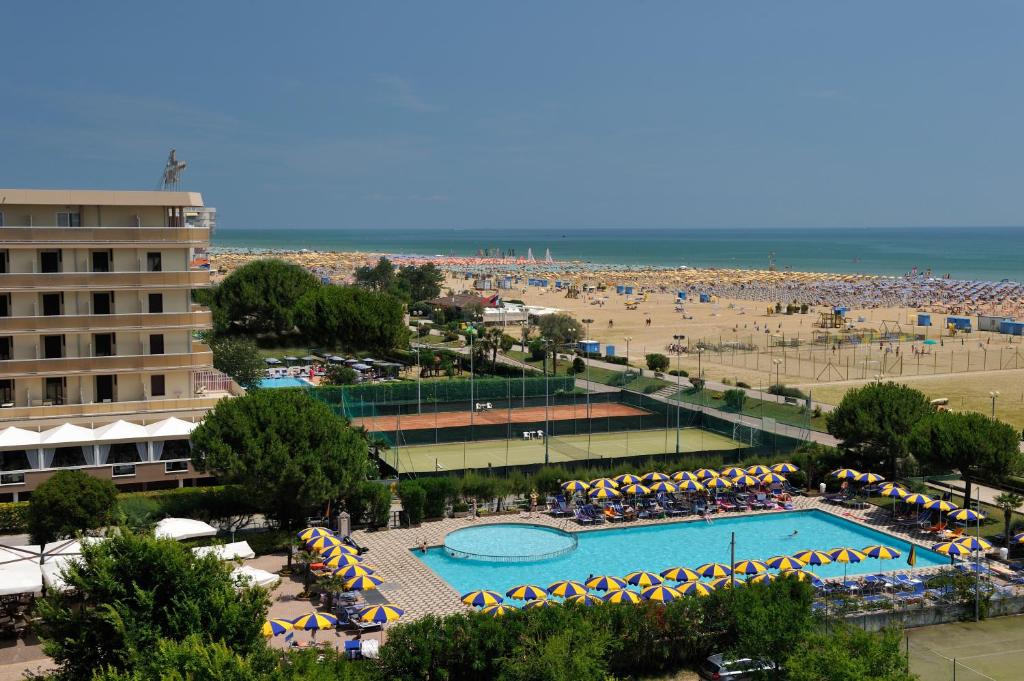 Bazén v ubytování Hotel Excelsior nebo v jeho okolí