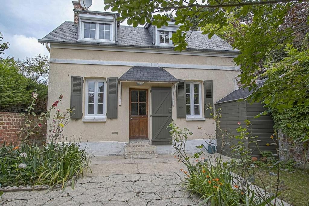 a house with a brown door at Maison de ville avec jardin Etretat in Étretat