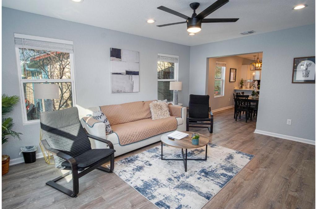 Adorable 4BR 2BA Close to Riverwalk and Downtown - Haus Mit Vier Schlafzimmern