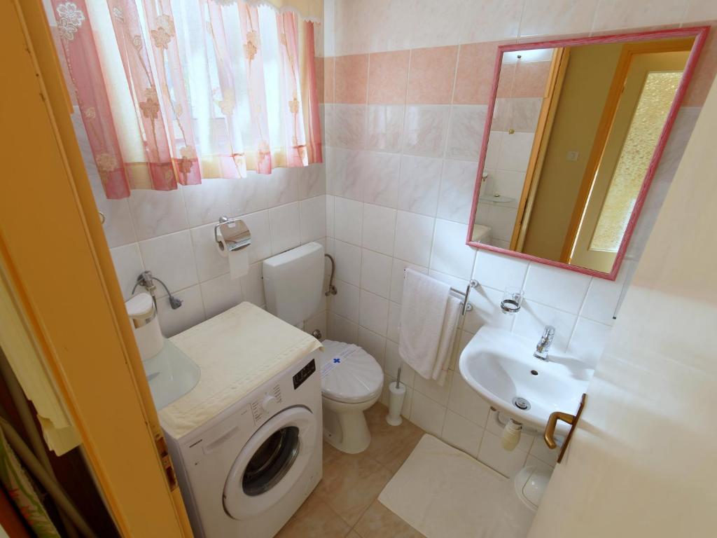 Kúpeľňa v ubytovaní Holiday Home Nevena by Rent Istria