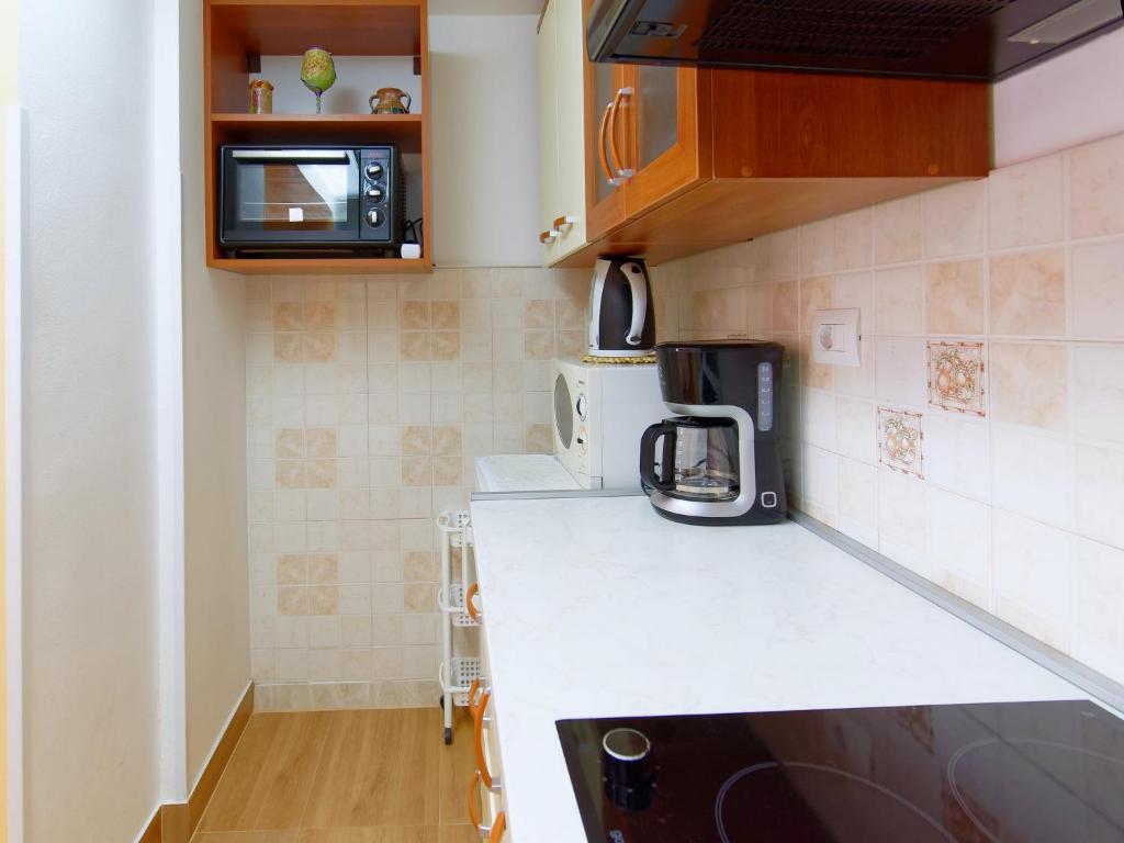 Kuchyňa alebo kuchynka v ubytovaní Holiday Home Nevena by Rent Istria