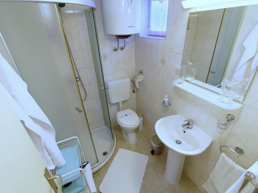 Kúpeľňa v ubytovaní Holiday Home Nevena by Rent Istria