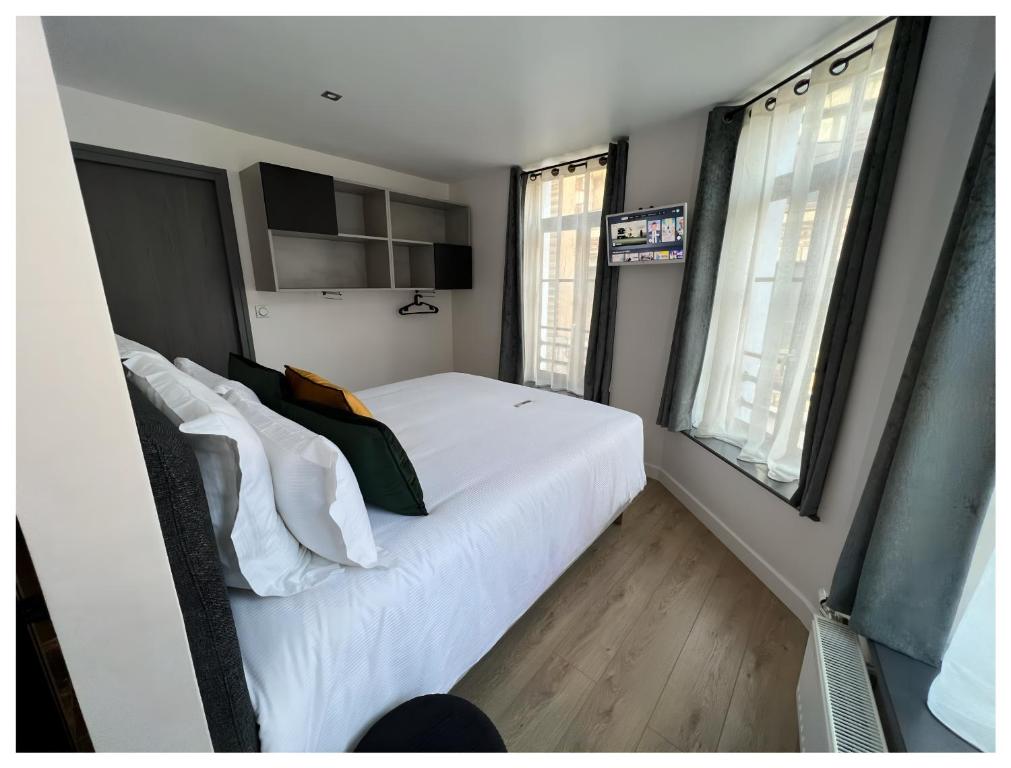 1 dormitorio con 1 cama blanca y 2 ventanas en Maison Hyper Centre d’Arras, en Arras