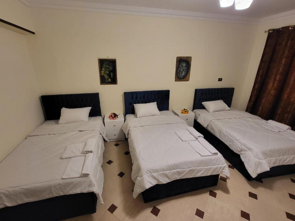 a room with two beds in a room at Lucky Pyramids View in Cairo