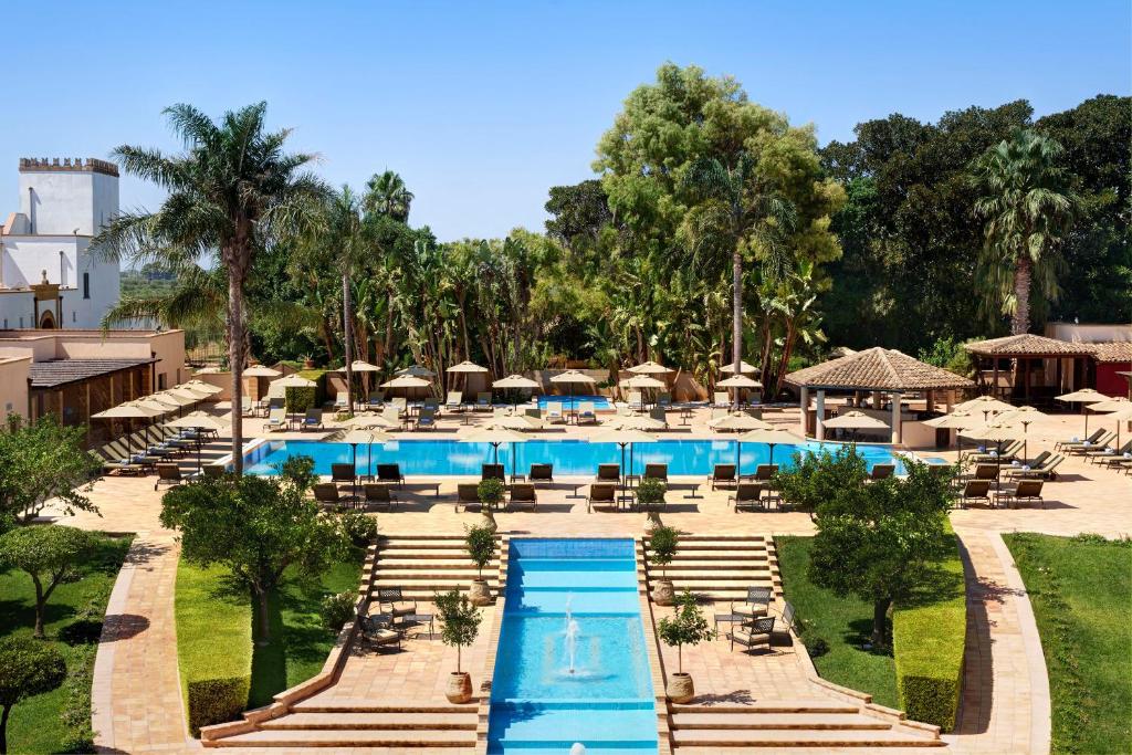 Una vista aérea de un complejo turístico con piscina. en Almar Giardino di Costanza Resort &amp; Spa, en Mazara del Vallo