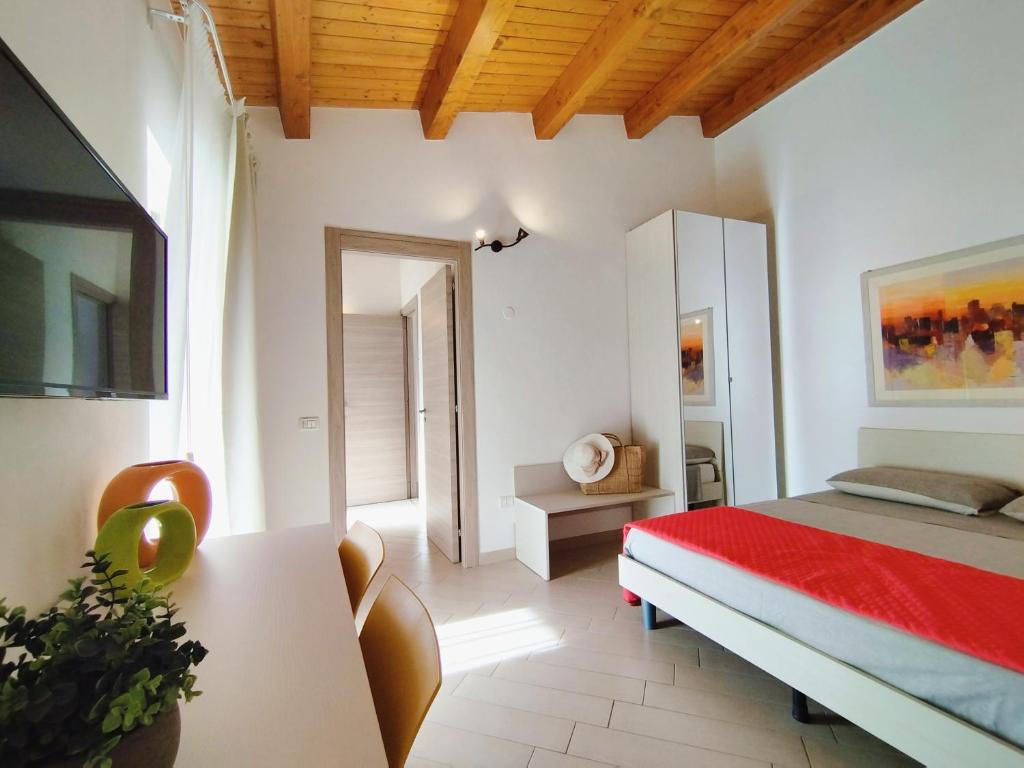 1 dormitorio con 1 cama y 1 mesa en una habitación en Alcamo Rooms con garage privato, en Alcamo