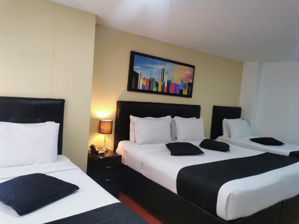 Postel nebo postele na pokoji v ubytování Hotel Radel Bogotá