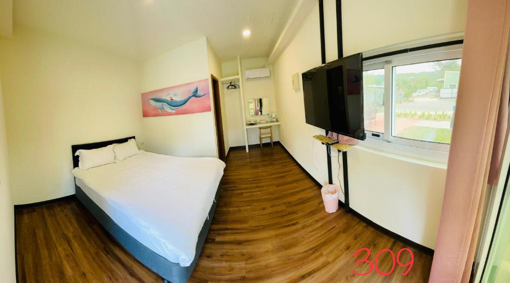 南灣的住宿－墾丁龍璟潛水渡假中心，小房间设有一张床和一台平面电视