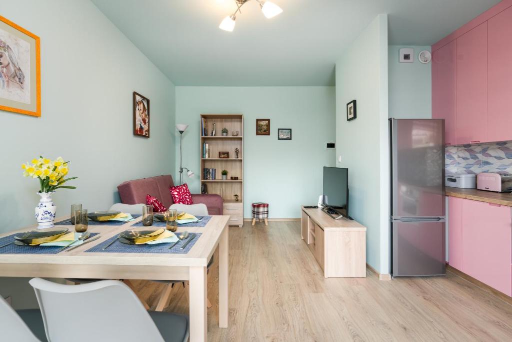 Kuchyňa alebo kuchynka v ubytovaní Bukowska 18 Apartments MTP Poznań by Noclegi Renters