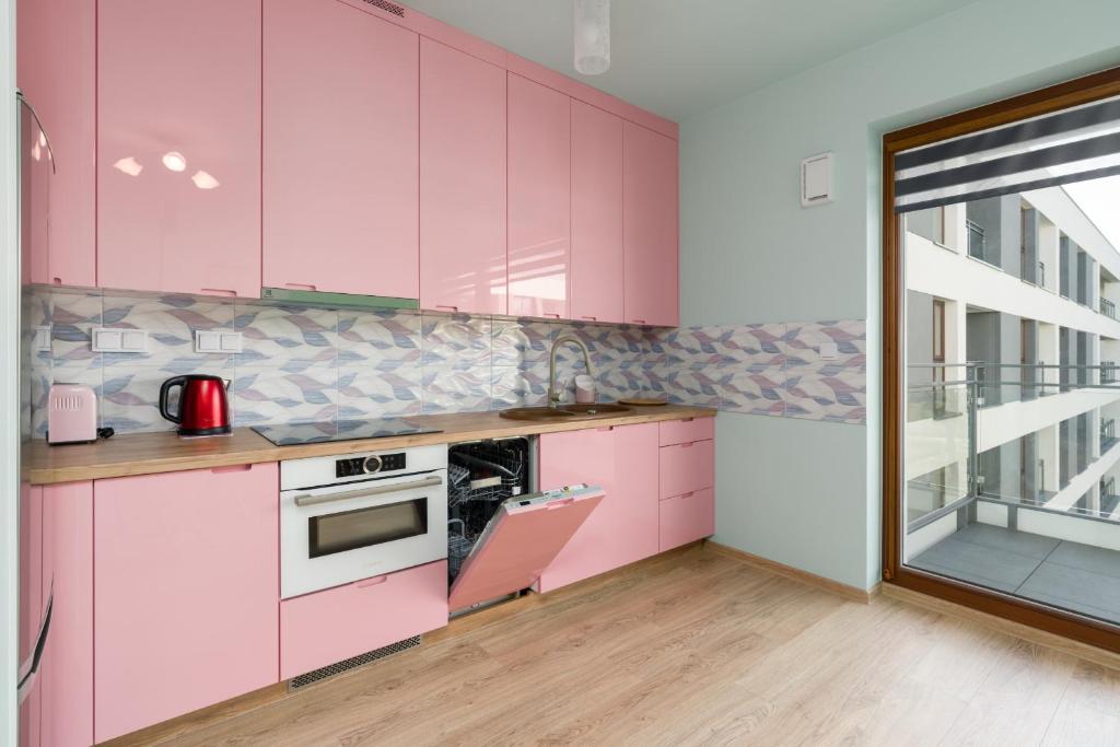 Kuchyňa alebo kuchynka v ubytovaní Bukowska 18 Apartments MTP Poznań by Noclegi Renters