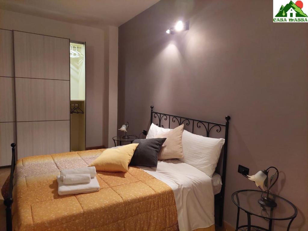 - une chambre avec un grand lit et des oreillers blancs dans l'établissement Casa Massa, à San Giovanni