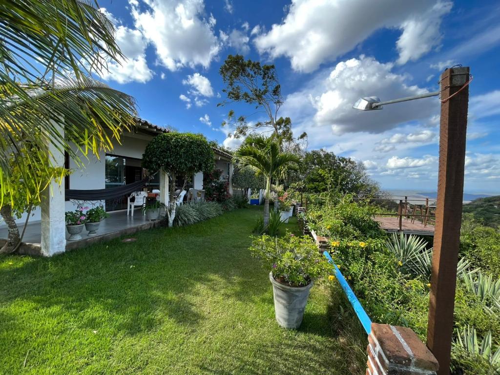 a house with a yard with plants at Casa das Nuvens Taquaritinga-PE in Taquaritinga do Norte