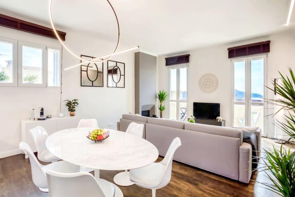 un salon avec une table, des chaises et un canapé dans l'établissement #24 Marie-Claire Suite Sea view/balcony/AC/5min port, à Villefranche-sur-Mer