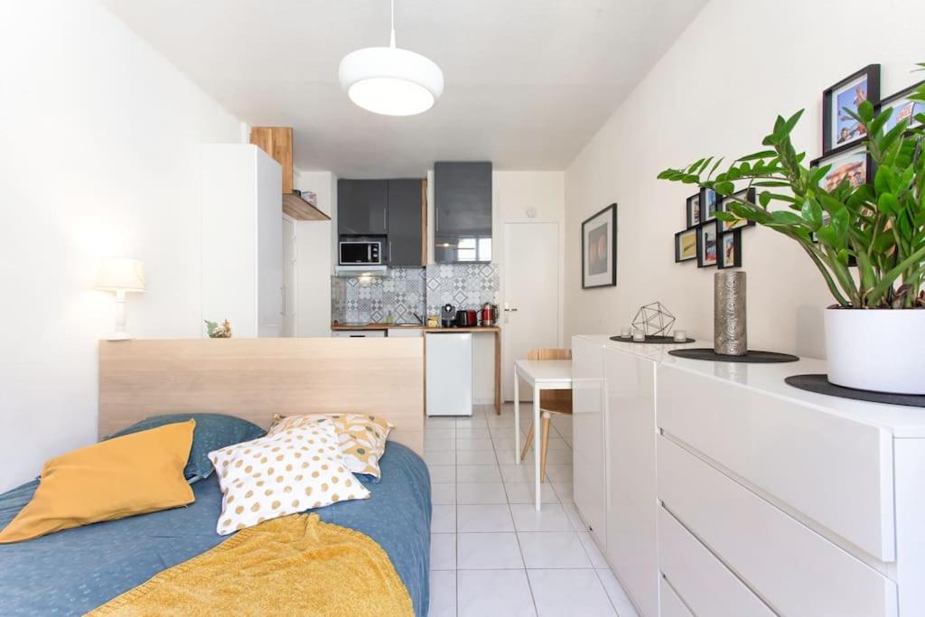 een keuken en een woonkamer met een bank in een kamer bij #25 Studio Maréchal Jean Medcin Hyper centre 10 min Mer in Nice